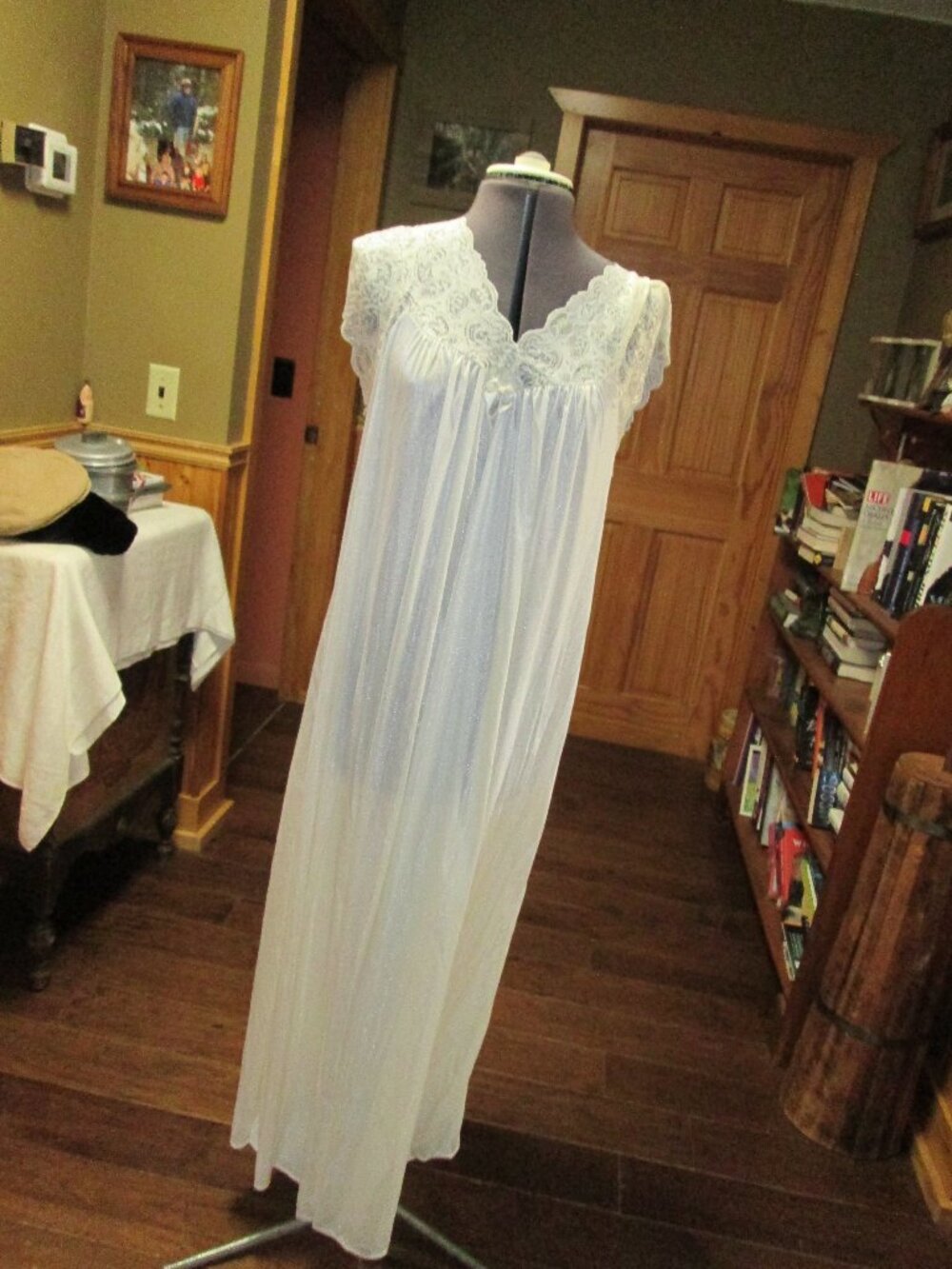Shadowline glam nightgown white flowing queen anne lace trim bridal glam Med